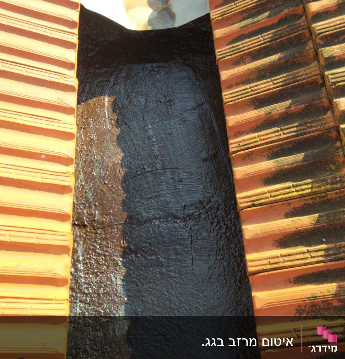 איטום גג עם זפת בין רעפים כתומים